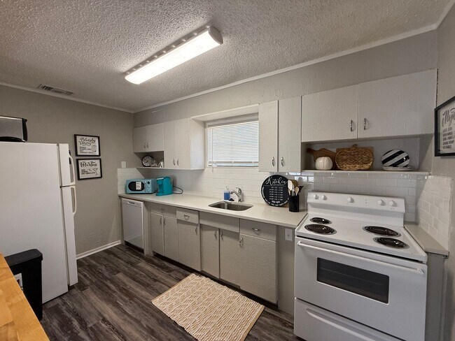 Foto del edificio - Furnished Short Term Rental