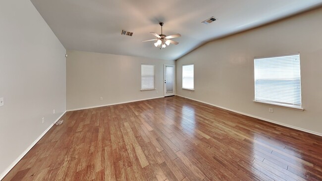 Foto del edificio - 3 Bedroom 2 Bath 2 Car Garage in Deer Cree...