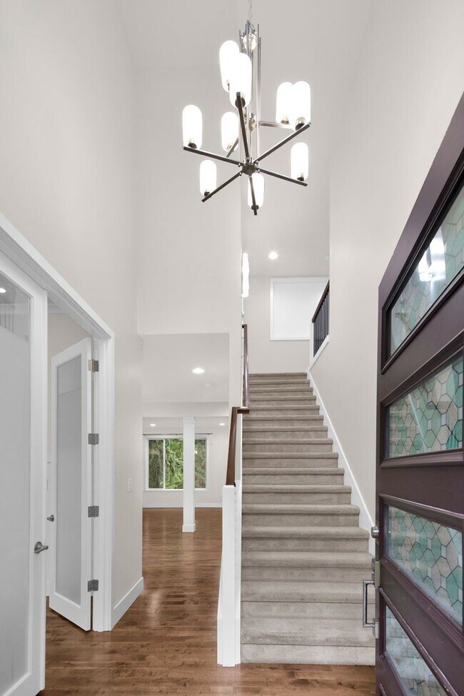 Building Photo - Sammamish Custom Home Bright and Spacious ...