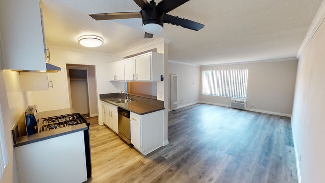 Sala de estar - Rock Glen Villa...Gorgeous Newly Remodeled Apartments In Glendale Neighborhood!