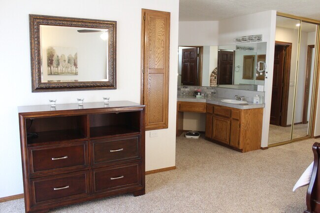 Dormitorio principal/baño - 16362 Kamana Rd