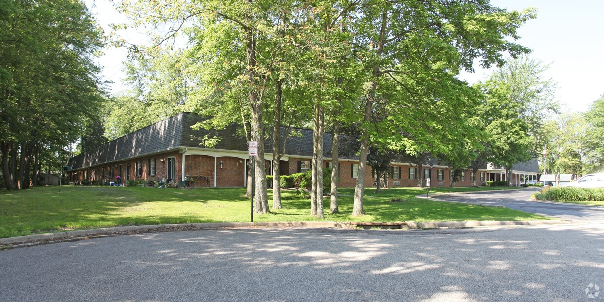 Primary Photo - Chaucer Square Apartments