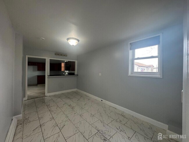 Foto del edificio - 556 Roosevelt Ave