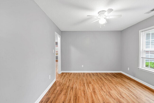 Building Photo - 174 Live Oak Dr