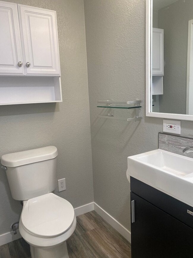Building Photo - Charming 3BR Condo in Denver