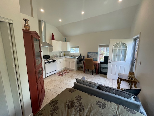 Spacious layout - 1314 S Curson Ave