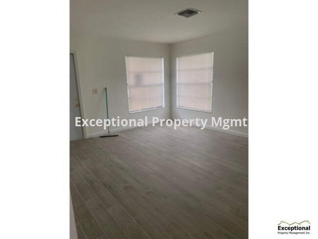 Building Photo - 2/2 Duplex! Available Soon! Call today to ...