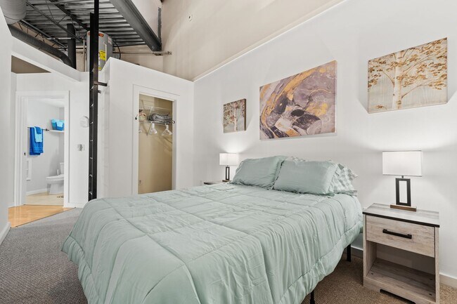 Foto del edificio - Furnished Top-Floor Condo with Rooftop Terrace Near UNC - Available NOW
