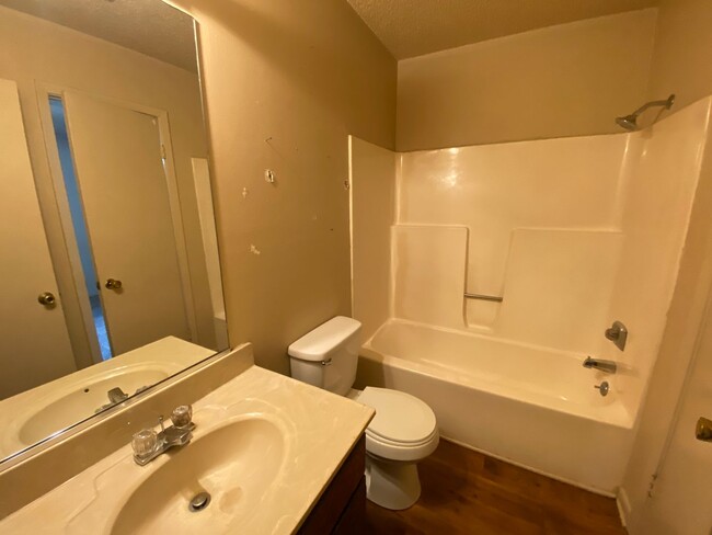 Building Photo - 1006 Markle