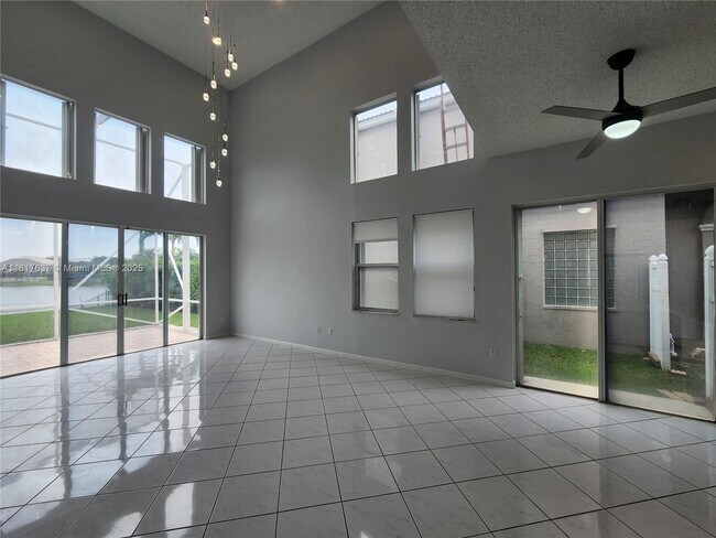Foto del edificio - 15840 NW 16th Ct