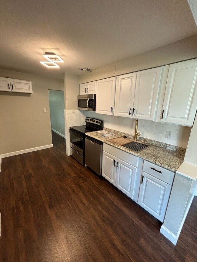 Foto del edificio - Charming 4-Bedroom Home in a Prime Locatio...