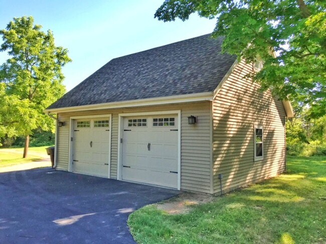 Foto del edificio - 2 Bedroom, 1.5 Bath Farm HOUSE, LARGE Yard, 2.5 Car Garage! UPDATES!