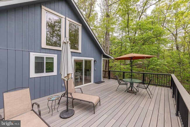 Building Photo - 1249 Lakeview Dr