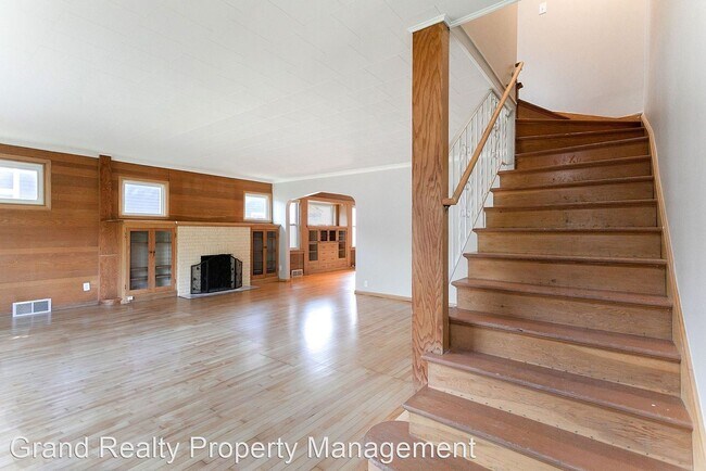 Building Photo - 5 br, 2 bath House - 2090 Roblyn Ave
