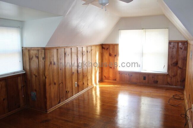 Building Photo - 3 bed / 2 bath home