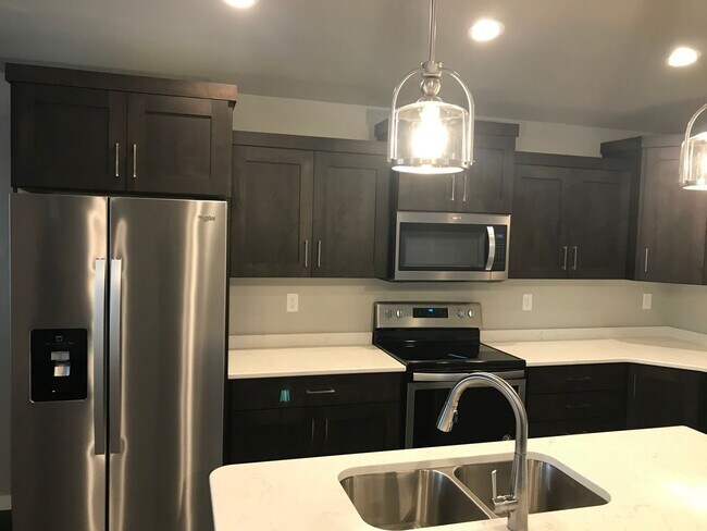 Building Photo - 4 Bed 3 Bath Single Family Home