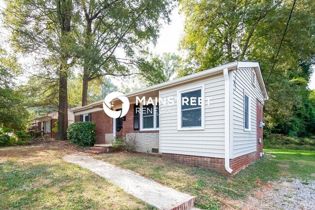 Building Photo - 3 Bedroom Pet-Friendly Home in Charlotte, NC with Main Street Renewal