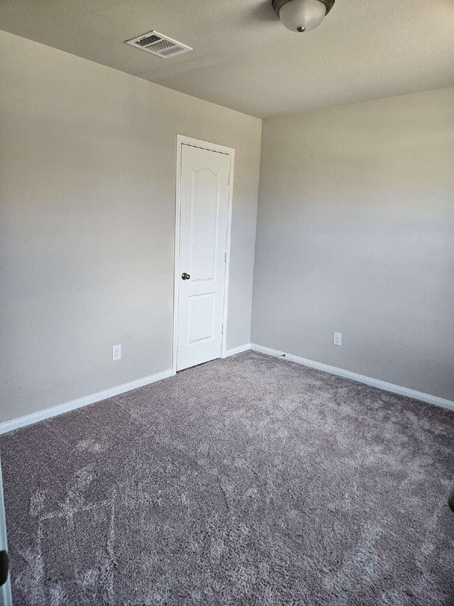 Building Photo - Spacious 4 Bed Home with Large Backyard Near Major Employers in Hempstead