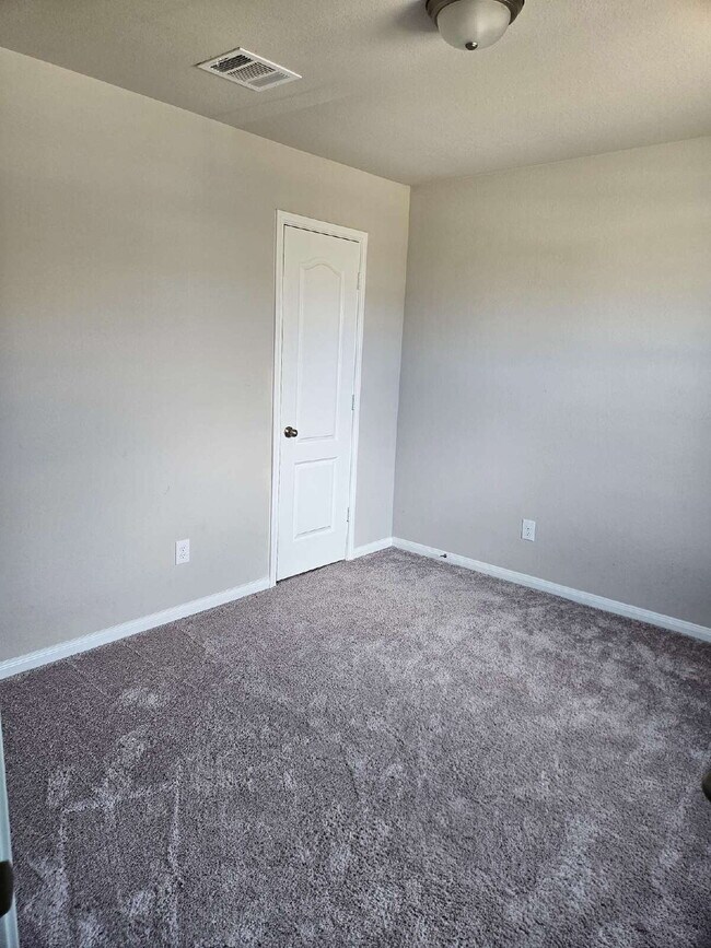 Foto del edificio - Spacious 4 Bed Home with Large Backyard Near Major Employers in Hempstead