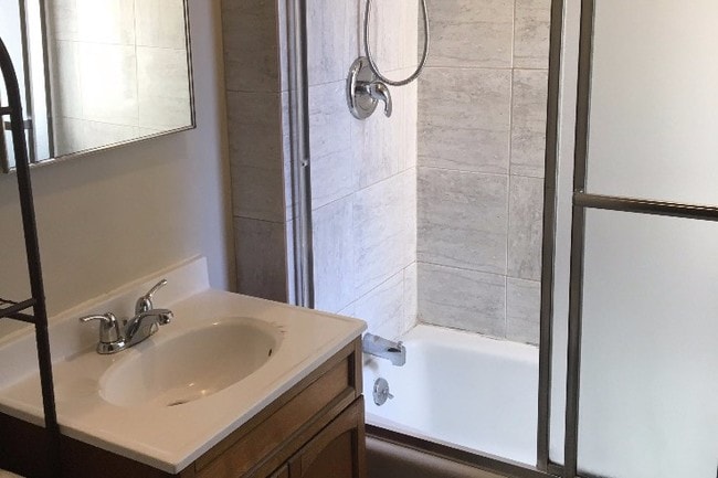 Bathroom - 3840 N Wilton Ave