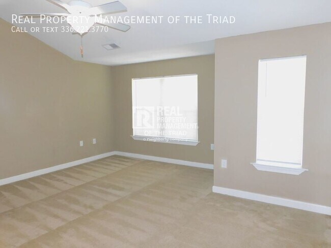 Building Photo - Spacious 3 BR / 2.5 BA Town Home Near Brya...