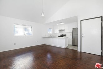 Building Photo - 1753 N Kenmore Ave