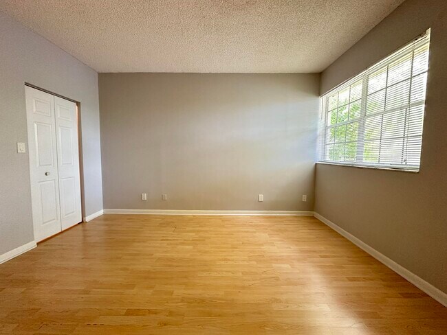 Foto del edificio - 641 Cypress Lake Blvd