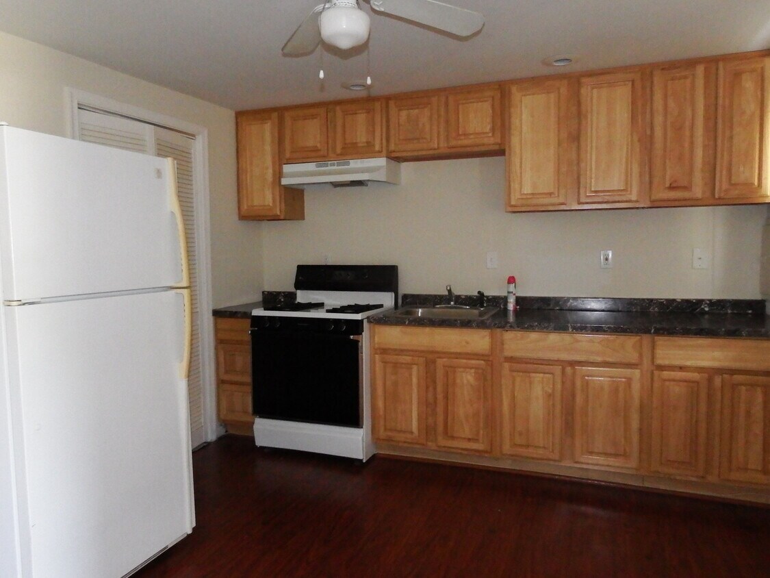 Nice Three bedroom w/ fenced yard - Nice Three bedroom w/ fenced yard