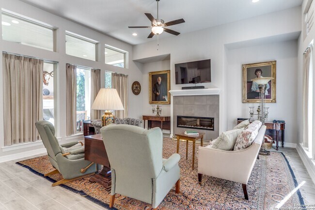 Foto del edificio - GORGEOUS 3-BEDROOM, 3-BATHROOM SINGLE STOR...