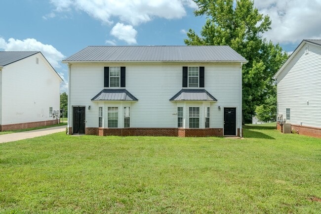 Spacious 4BR/3BA Townhome | Pet Friendly | Washer & Dryer Included | $1,600/mo - Spacious 4BR/3BA Townhome | Pet Friendly | Washer & Dryer Included | $1,600/mo