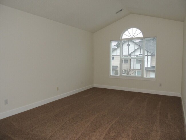 Foto del edificio - Spacious 3-Bedroom End-Unit Townhome in a Charming Cul-de-Sac