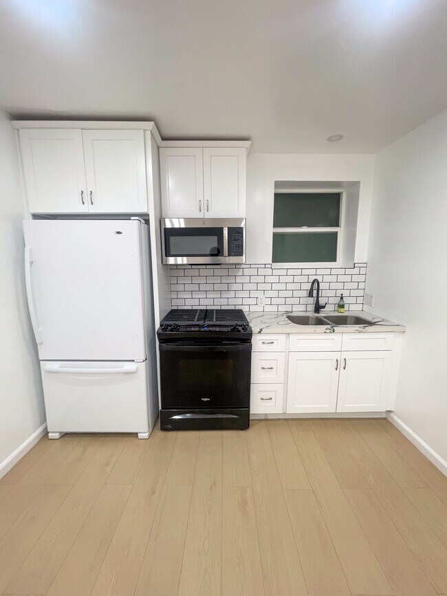Foto del edificio - 4913 Lynnfield St