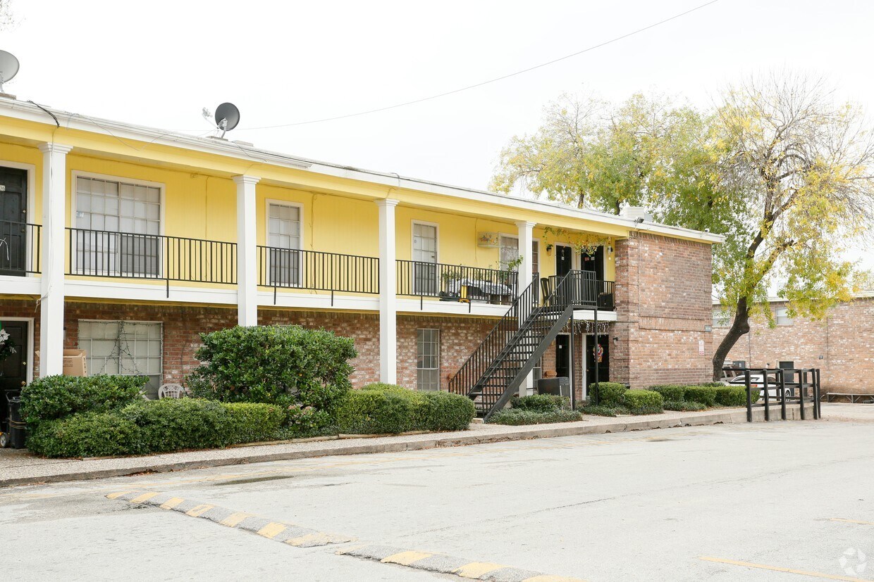 Foto del edificio - Colony Manor Gatehouse
