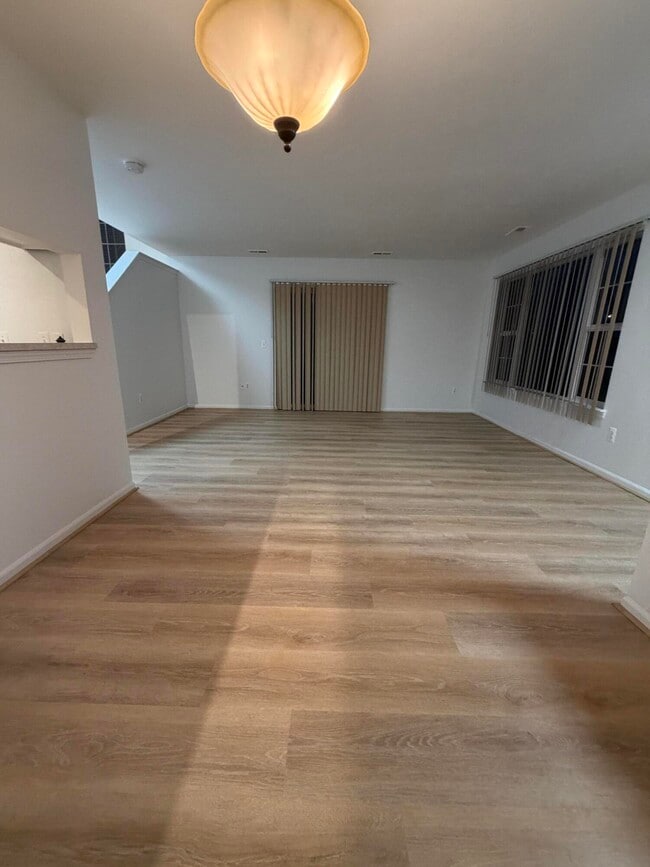 Foto del edificio - 3245 Reeves Dr