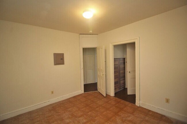 Building Photo - 12 E Read St