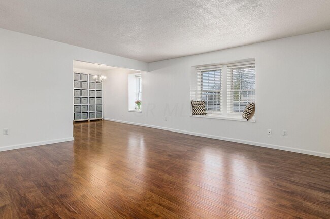 Living - 4773 Olentangy River Rd