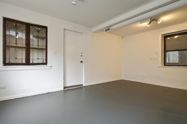 Building Photo - 728 W 19th St