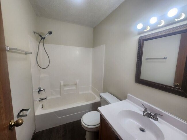 Foto del edificio - 2 Bedroom Lower Apartment