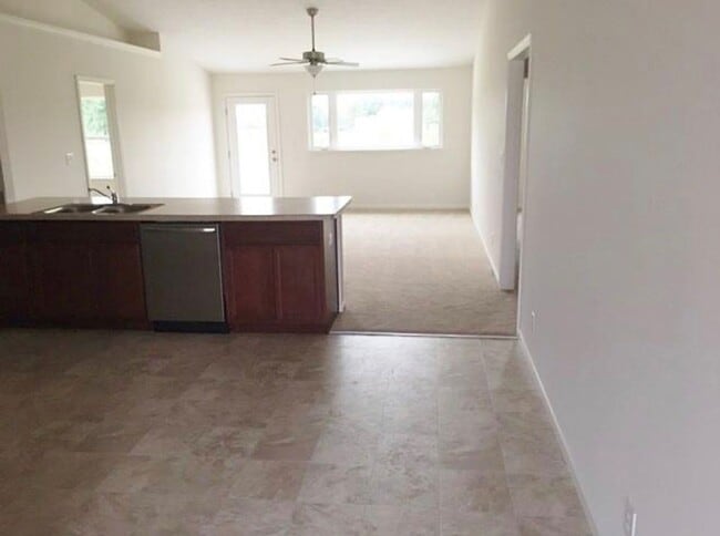 Building Photo - BEAUTIFUL...4 Bedroom 2 Bath