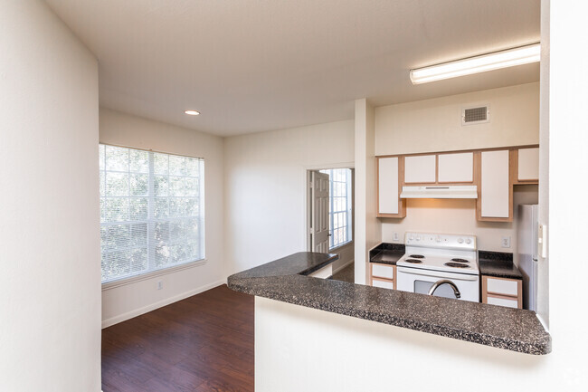 1HAB, 1BA - 739SF Kitchen & Comedor - Rincon Apartments