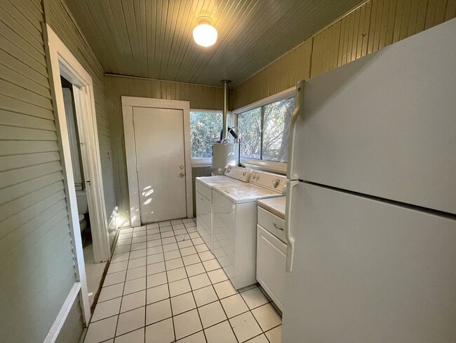 Building Photo - 212 W 1st Ave