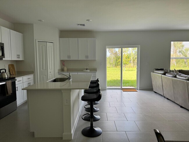 Foto del edificio - 7111 Weeping Pine Dr
