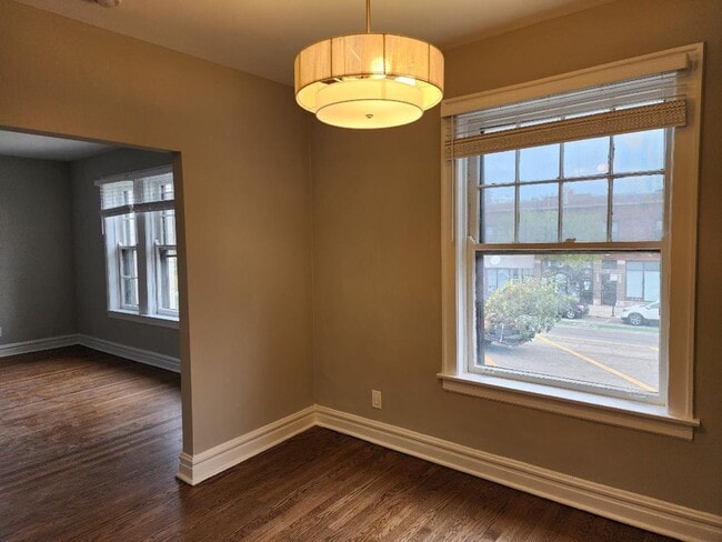 Building Photo - 1601 W Thome Ave