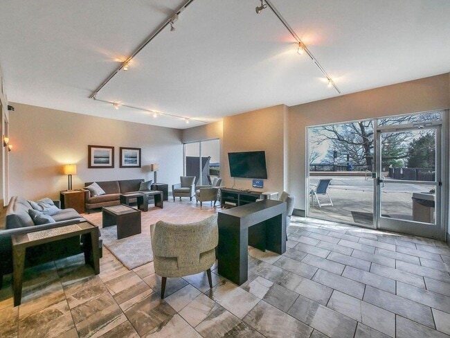 Foto del edificio - 1131 Stringers Ridge Rd
