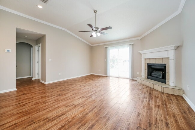 Building Photo - 2452 Royal Pointe Dr