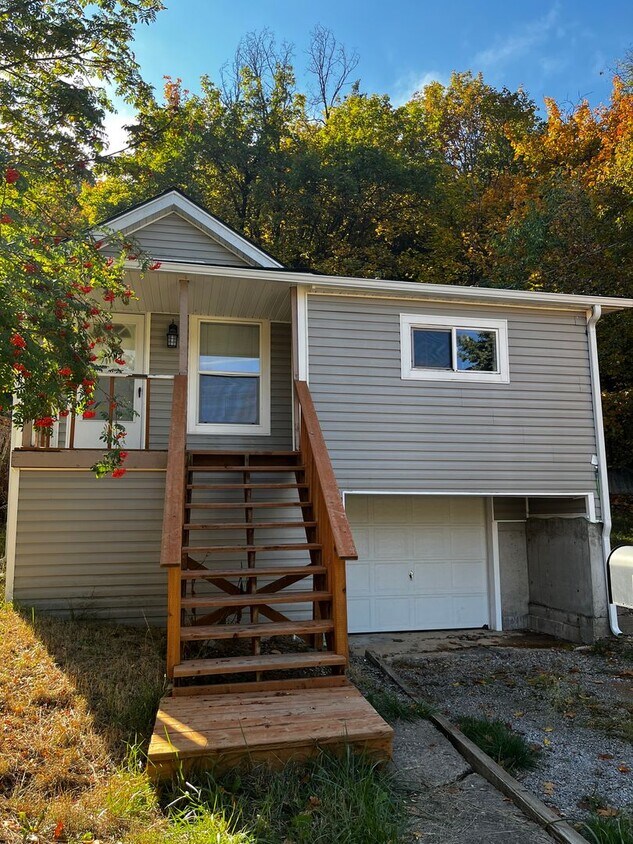 Foto principal - 2 bedroom 1 bath house with 1 car garage l...