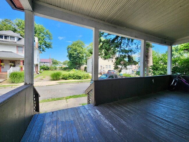 Building Photo - Spacious 5 Bedroom 2 Full Bath House | Front Porch | Back Yard | Off Street Parking | in-Unit Lau...