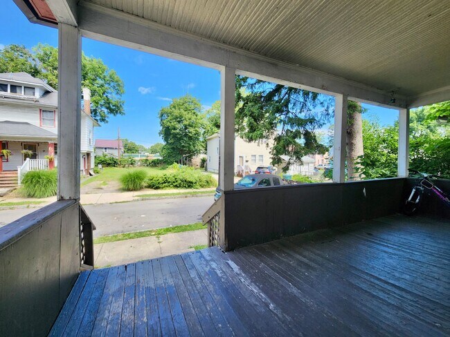 Foto del edificio - Spacious 5 Bedroom 2 Full Bath House | Front Porch | Back Yard | Off Street Parking | in-Unit Lau...