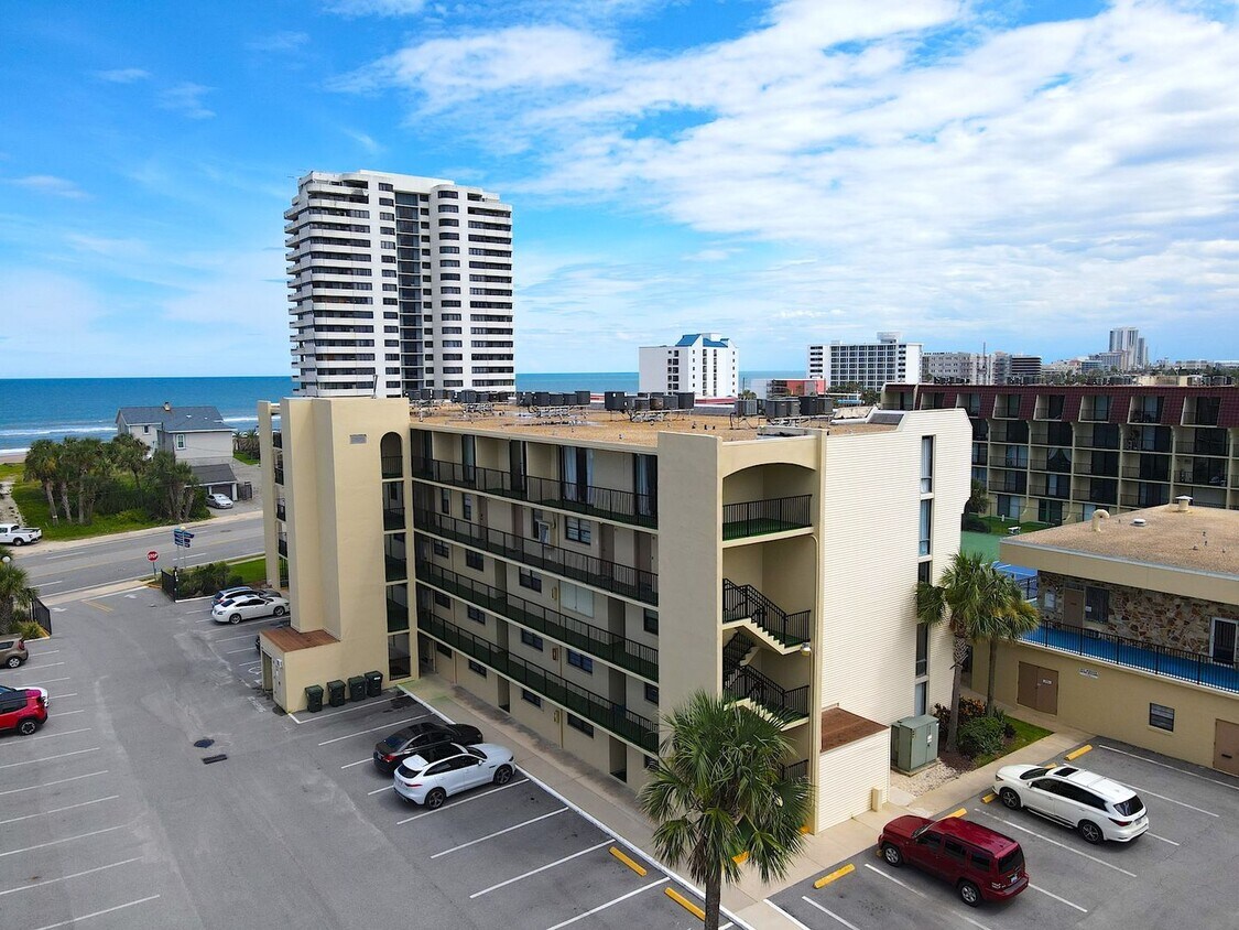 Foto principal - Updated 1 Bed 1 Bath Condo Across A1A from Ocean in Daytona w Community Pool!