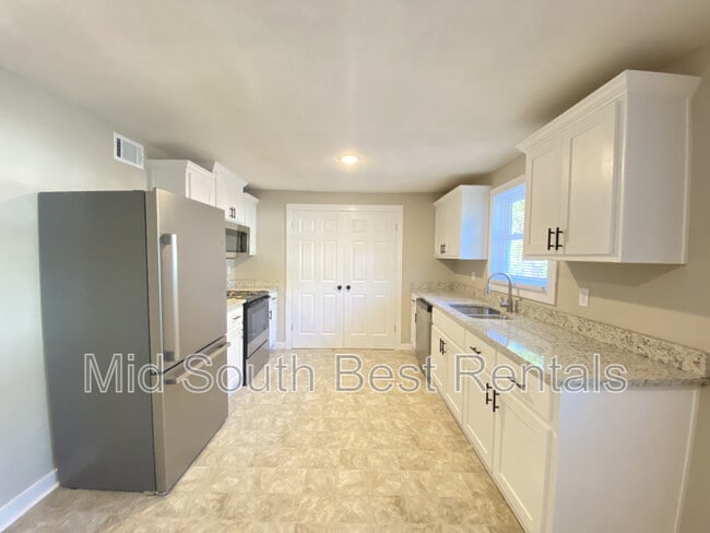 Building Photo - 206 Hemlock Ave